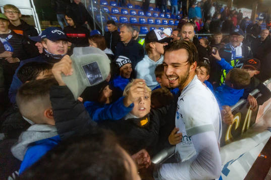 Värnamos Edvin Becirovic kramas om av supportrar