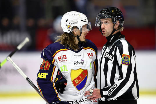 Djurgårdens Marcus Sörensen  diskuterar med domare