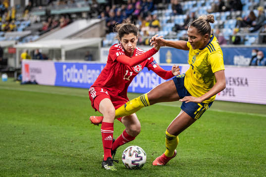 Eter Sulashvili of Georgia and Madelen Janogy of Sweden
