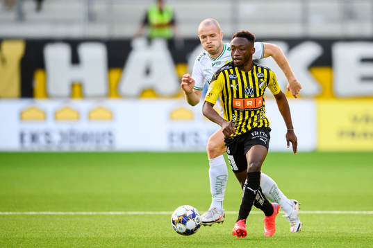 Hammarbys Jon Gudni Fjoluson och Häckens Benie Adama Traore