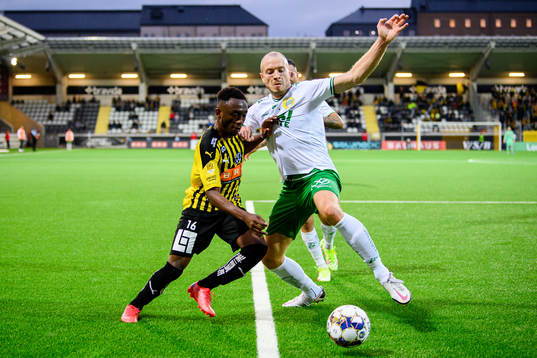 Häckens Benie Adama Traore och Hammarbys Jon Gudni Fjoluson
