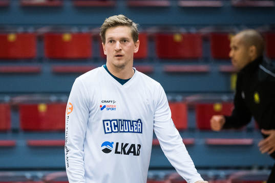 Luleås Adam Rönnqvist innan basketmatchen i herrarnas SBL