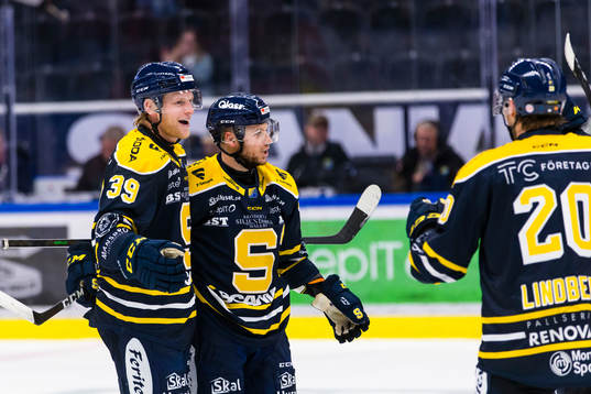 Södertäljes Brett Pollock jublar med lagkamrater