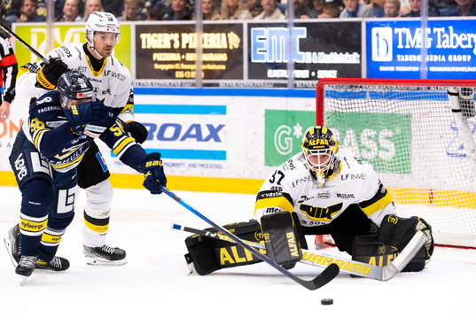 s Fredrik Forsberg oroar framför Västerås målvakt Johan