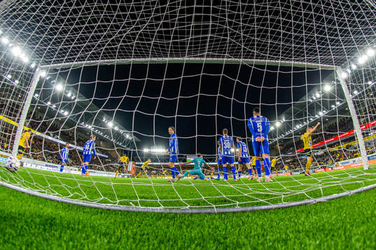 IFK Göteborgs Simon Thern, målvakt Giannis Anestis och