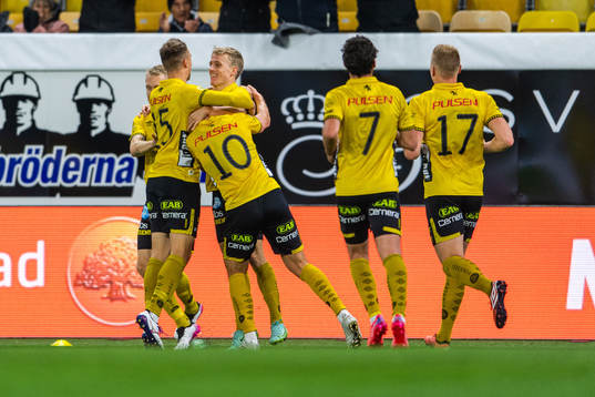 Elfsborgs Jeppe Møldrup Okkels jublar med lagkamrater