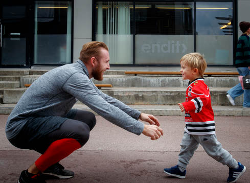 Örebros Robin Kovacs och hälsar på sin son