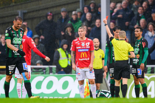 Degerfors Victor Edvardsen får rött kort