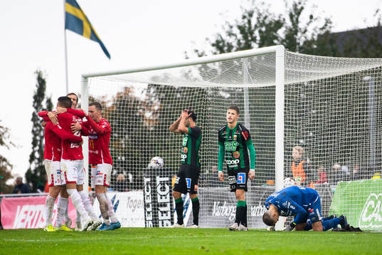 Degerfors spelare jublar och Varbergs spelare deppar