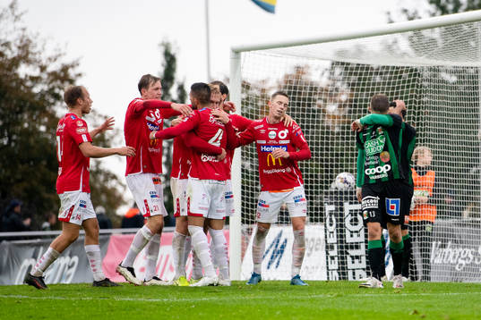 Degerfors spelare jublar och Varbergs spelare deppar