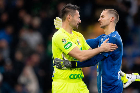 Varbergs målvakt Stojan Lukic och Degerfors målvakt Alfie