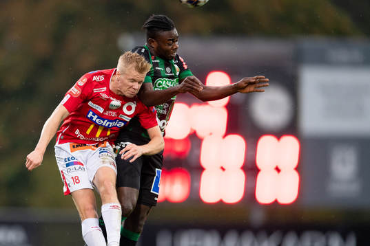 Degerfors Karl Axel Lindahl och Varbergs Gideon Mensah