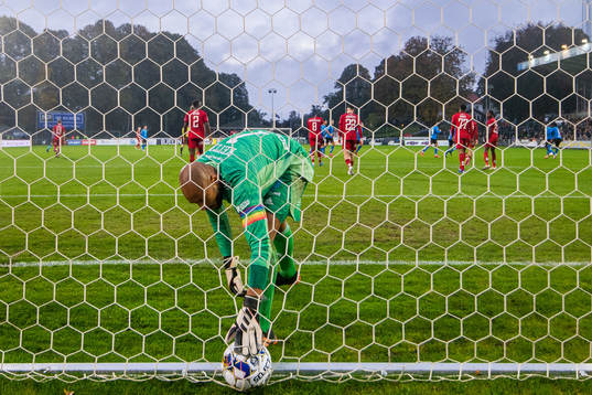 Östersunds målvakt Aly Keita deppar