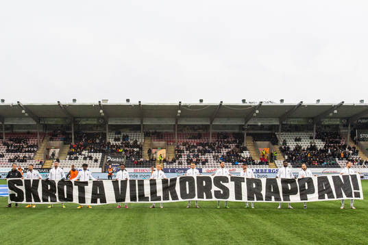 Örebros spelare med en banderoll i protest mot
