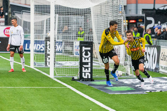 Häckens Alexander Jeremejeff jublar med Leo Bengtsson som