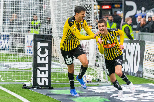 Häckens Alexander Jeremejeff jublar med Leo Bengtsson som