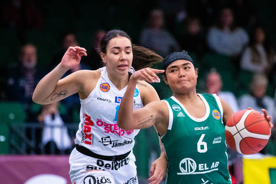 Östersunds Danielle Elvbo och Södertäljes Chanelle Molina