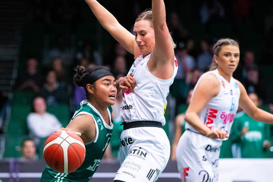 Södertäljes Chanelle Molina och Östersunds Mehryn Kraker