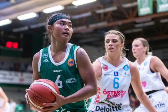 Södertäljes Chanelle Molina och Östersunds Stina Dahlin