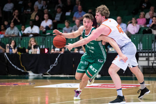 Södertäljes Alexander Lindqvist och Umeås Cole Welle