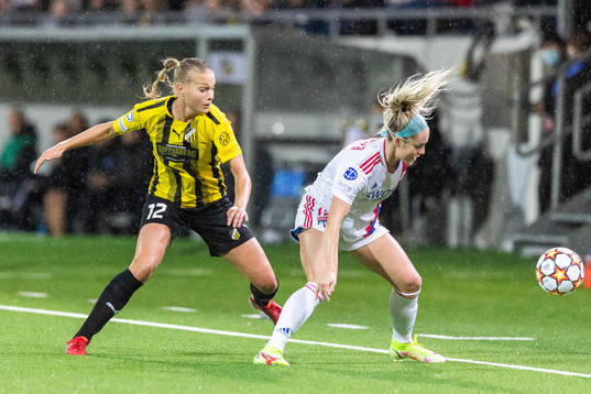 Stine Larsen of Häcken and Ellie Carpenter of Lyon