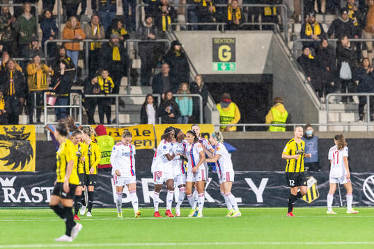 Kadeisha Buchanan of Lyon celebrates with team mates