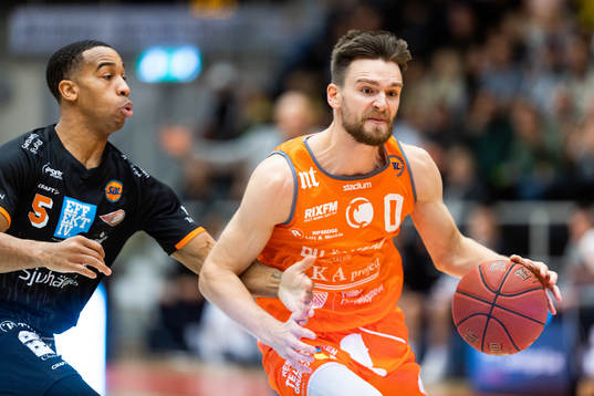Borås Siyani Chambers och Norrköpings Tim Schüberg