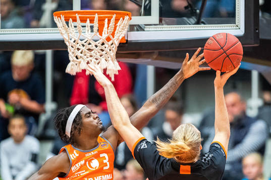 Norrköpings Brandon Tabb blockerar Borås William Gutenius