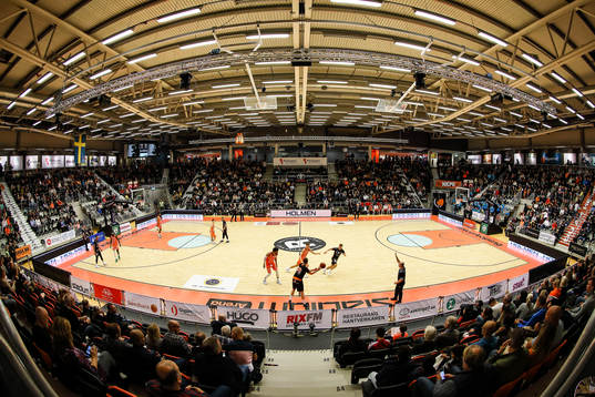Ca 2700 åskådare i Stadium Arena