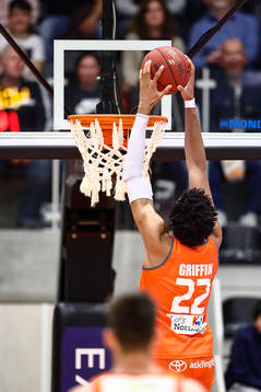 Norrköpings LaDarien Griffin dunkar