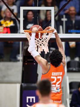 Norrköpings LaDarien Griffin dunkar