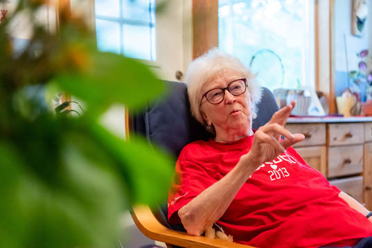 Ingrid Holmgren, f.d fotbollsdomare, blir intervjuad i sitt