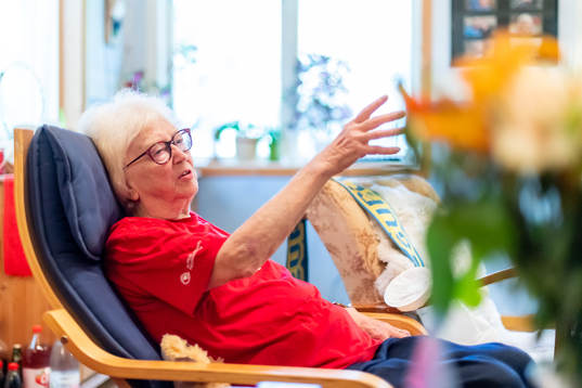 Ingrid Holmgren, f.d fotbollsdomare, blir intervjuad i sitt