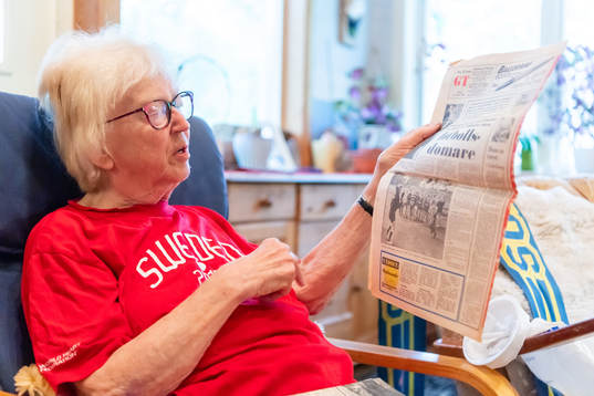 Ingrid Holmgren, f.d fotbollsdomare, visar en tidningssida
