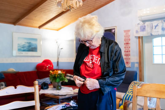 Ingrid Holmgren, f.d fotbollsdomare, tar på sig sin gamla