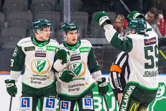 Färjestads Daniel Viksten (till vänster) jublar med