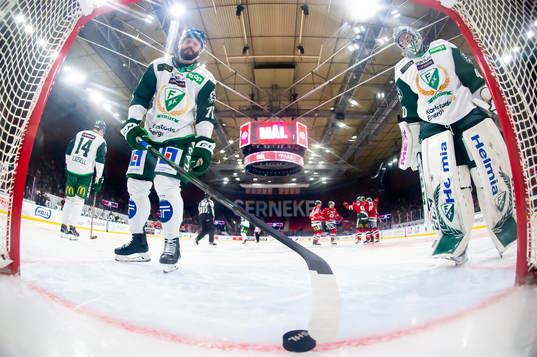 Färjestads Jesse Virtanen och målvakt Henrik Haukeland