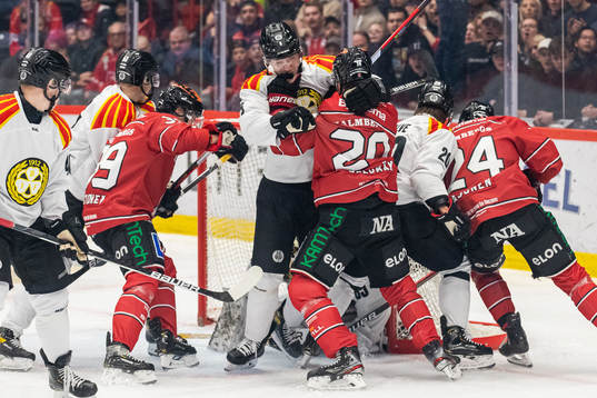 Brynäs John Nyberg och Örebros Miikka Salomäki i kamp