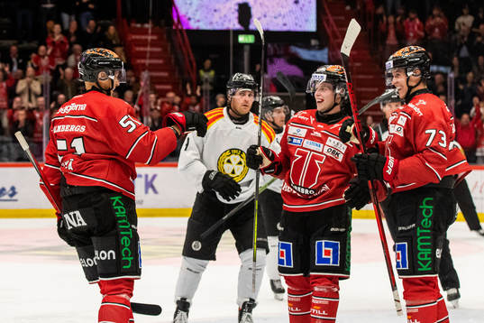 Örebros Kristian Näkyvä jublar med Elias Ekström och
