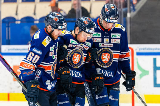 Växjös Victor Stjernborg (mitten) hjälps av isen av Erik
