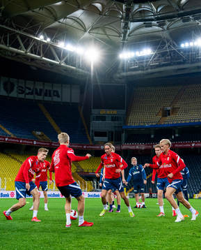Dennis Johnsen, Morten Thorsby and players of the Norwegian