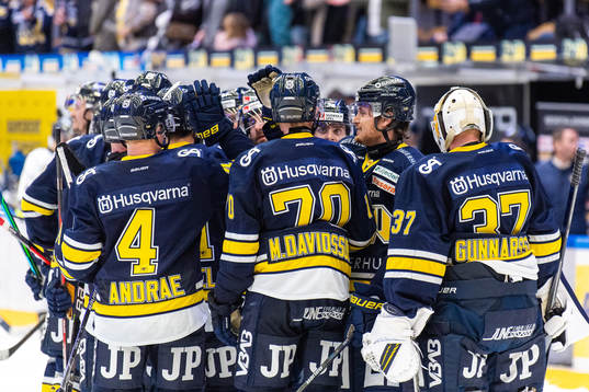 s Fredrik Forsberg jublar med lagkamrater