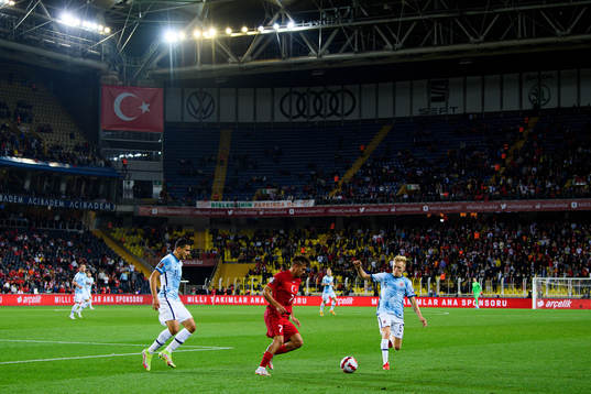 Cengiz Ünder of Turkey against Mohamed Elyounoussi and