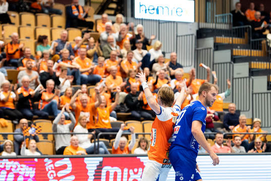 Kristianstads Anton Hallbäck medan Hallbys Hallbys Filip