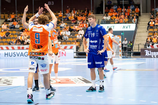 Kristianstads Anton Hallbäck jublar medan Hallbys Hallbys