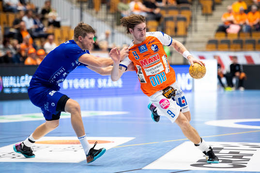 Kristianstads Anton Hallbäck jagas av Hallbys Hallbys