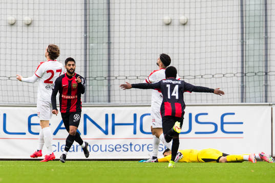 Brommapojkarnas Rodin Depren gör 1-0 och jublar