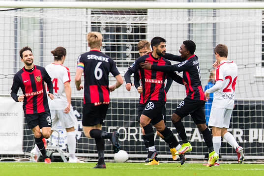 Brommapojkarnas Rodin Depren gör 1-0 och jublar med