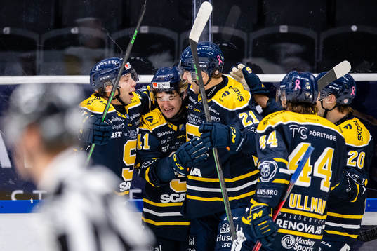 Södertäljes Colin Smith jublar med lagkamrater