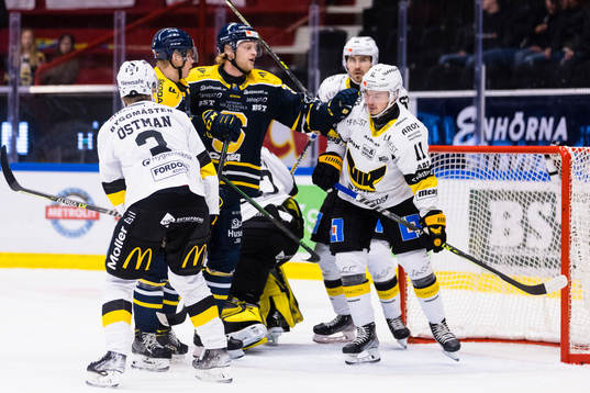 Södertäljes Brett Pollock i gruff med Västerås Anton
